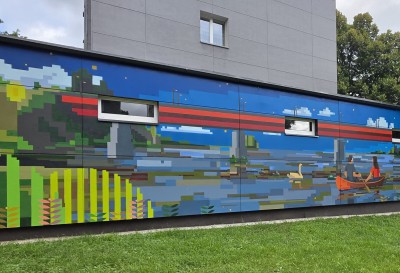 Jonava pasipuošė dar vienu gatvės meno kūriniu: ant senojo boilerinės pastato atgijo miesto peizažas